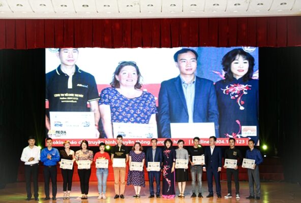 Ủng hộ miền Trung yêu thương