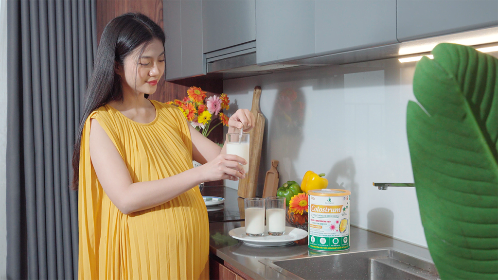 Huyền Anh mang thai và cho con bú sử dụng sữa non colostrum
